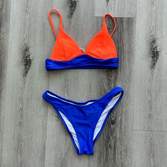 Bikini - Picture 1 of 3